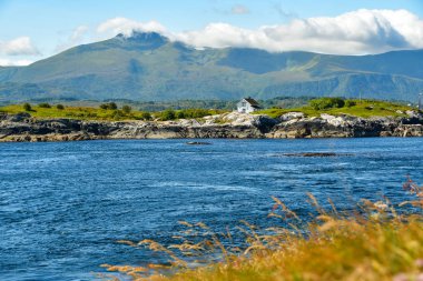 uçurumun dağ deniz ile evde