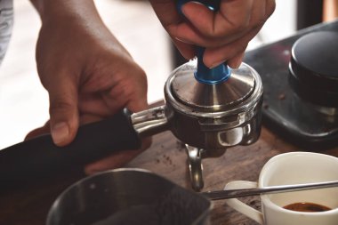 barista kahve yapma el
