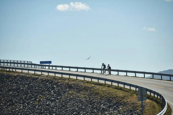 Viaje en bicicleta en el puente storseisundet de norway — Foto de Stock