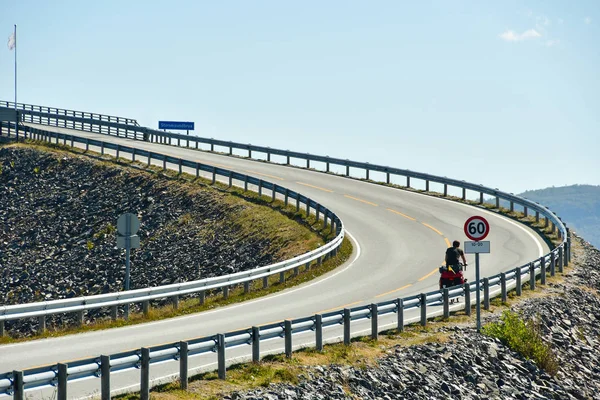 Viaje en bicicleta en el puente storseisundet de norway — Foto de Stock