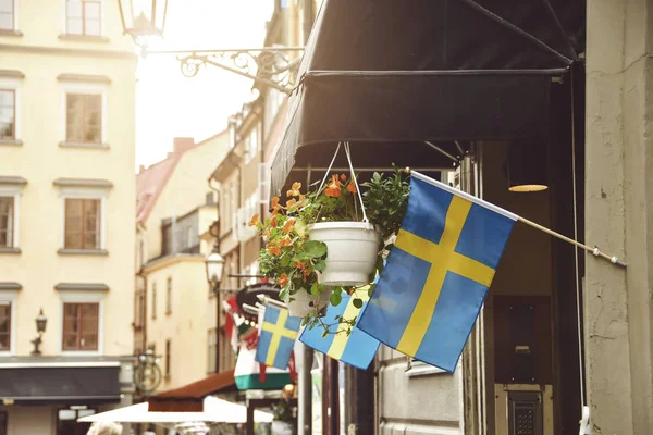 Bandera sueca en la ciudad vieja stockholm — Foto de Stock