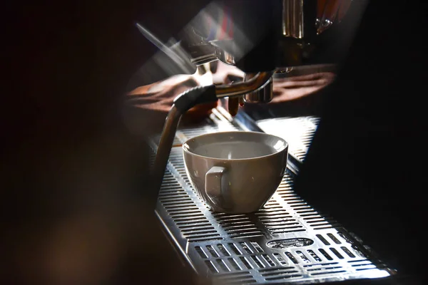 Kaffeemaschine Kaffee kochen im Café — Stockfoto