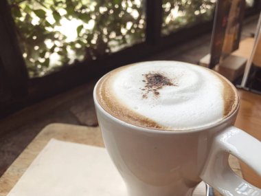 pencere yakınındaki sıcak kahve