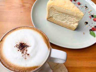 kahve ve beyaz pasta