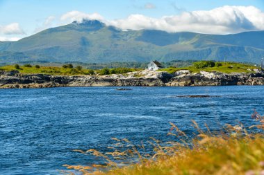 uçurumun dağ deniz ile evde