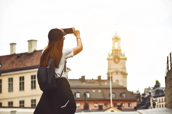 Mulher viajante tirar foto em stockholm — Fotografia de Stock