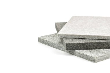 beyaz arka plan üzerinde akustik tahta malzemeleri