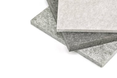 beyaz arka plan üzerinde akustik tahta malzemeleri