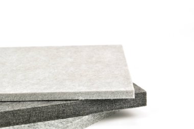 beyaz arka plan üzerinde akustik tahta malzemeleri