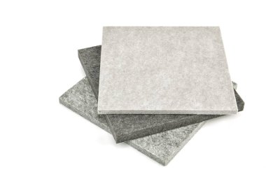 beyaz arka plan üzerinde akustik tahta malzemeleri