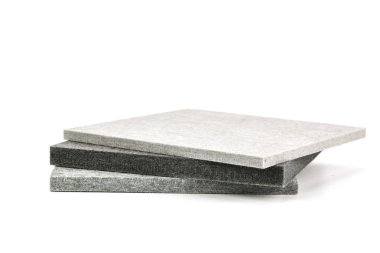 beyaz arka plan üzerinde akustik tahta malzemeleri