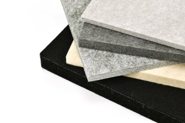 beyaz arka plan üzerinde akustik tahta malzemeleri