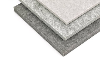 beyaz arka plan üzerinde akustik tahta malzemeleri