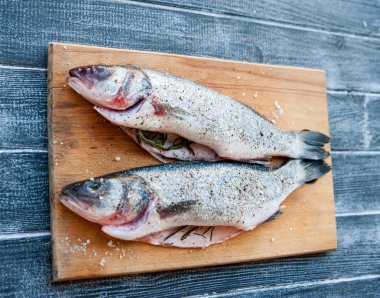 Kesme tahtasında levrek balığı