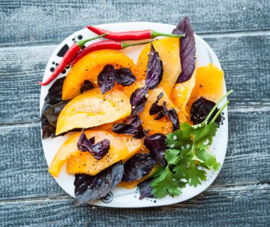 Sarı Domates ve Fesleğen Salatası