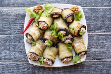 Fındık soslu patlıcan kızartması ulusal bir Gürcü yemeğidir. Çok lezzetli ve güzel.