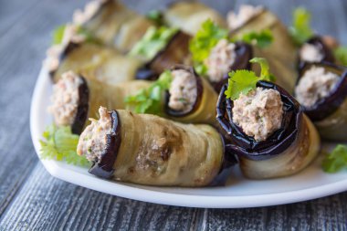 Fındık soslu patlıcan kızartması ulusal bir Gürcü yemeğidir. Çok lezzetli ve güzel.