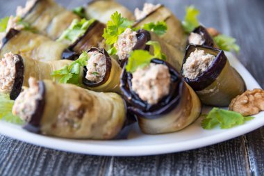 Fındık soslu patlıcan kızartması ulusal bir Gürcü yemeğidir. Çok lezzetli ve güzel.