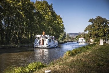 Bateau plaisance sur canal du center