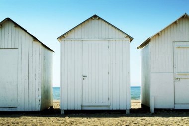 ön taraftan fotoğraflandı beyaz plaj kabinleri.