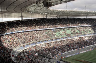 Stade de France en büyük Fransız stadyumudur. 1998 FIFA Dünya Kupası ev sahipliği yapabilmek için inşa edilmiş