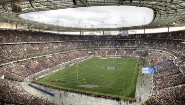 Stade de France en büyük Fransız stadyumudur. 1998 FIFA Dünya Kupası ev sahipliği yapabilmek için inşa edilmiş