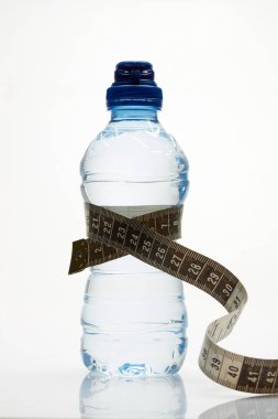 su şişesi mezura ile