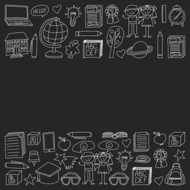 Vektör doodle tarzı ortaokul simgeler kümesi. Boyalı, siyah siyah-beyaz tebeşir resimler bir kara tahta üzerinde.