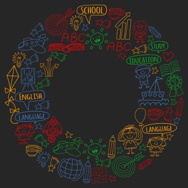 Vektör seti İngilizce dil öğrenme, doodle tarzında çocuk çizim simgeleri. Boyalı, renkli, kara tahta üzerinde bir kağıt parçası üzerinde resimler