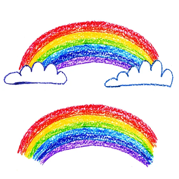 Arco iris de color con nubes sobre un fondo blanco pintado con lápices acuarela ilustración para una escuela de kindergarten . —  Fotos de Stock