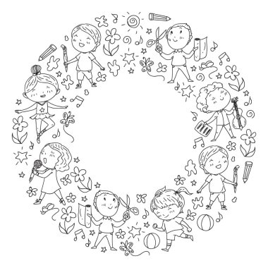 yaratıcı çocuklar dans, şarkı, futbol oynarken, gitar çalmak, keman çalmak, kağıttan model yapmak. Beyaz arka planda tek renkli.