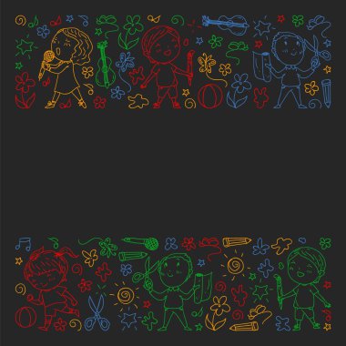 yaratıcı çocuklar dans, şarkı, futbol oynarken, gitar çalmak, keman çalmak, kağıttan model yapmak. kara tahta üzerinde renkli tebeşir çizim.