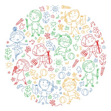 yaratıcı çocuklar dans, şarkı, futbol oynarken, gitar çalmak, keman çalmak, kağıttan model yapmak. Beyaz tahta üzerinde renkli çizim.