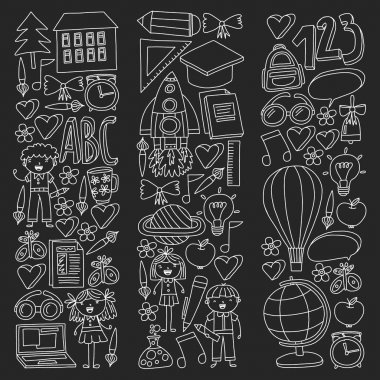Vektör doodle tarzında okul simgeleri geri ayarlayın. Bir okul tahta üzerinde tebeşirli çizim.