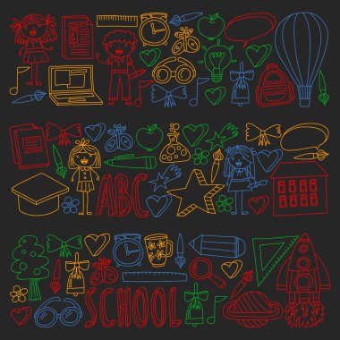 Vektör doodle tarzında okul simgeleri geri ayarlayın. Bir okul tahtası üzerinde renkli tebeşir ile çizim.