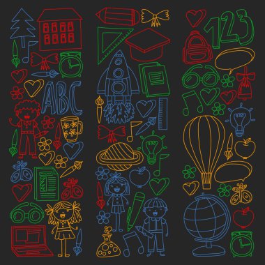 Vektör doodle tarzında okul simgeleri geri ayarlayın. Bir okul tahtası üzerinde renkli tebeşir ile çizim.