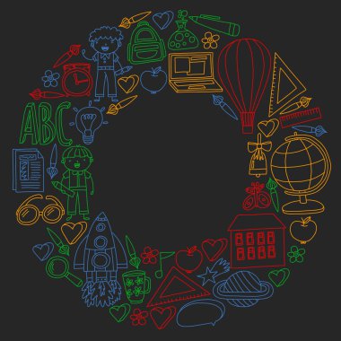 Vektör doodle tarzında okul simgeleri geri ayarlayın. Bir okul tahtası üzerinde renkli tebeşir ile çizim.