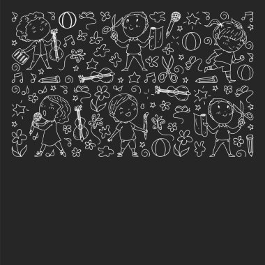 yaratıcı çocuklar dans, şarkı, futbol oynarken, gitar çalmak, keman çalmak, kağıttan model yapmak. Tahta üzerine tek renkli tebeşir çizimi.