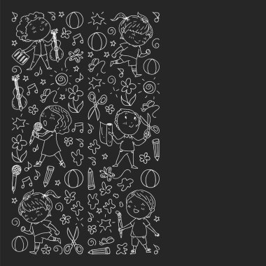 yaratıcı çocuklar dans, şarkı, futbol oynarken, gitar çalmak, keman çalmak, kağıttan model yapmak. Tahta üzerine tek renkli tebeşir çizimi.