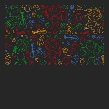 yaratıcı çocuklar dans, şarkı, futbol oynarken, gitar çalmak, keman çalmak, kağıttan model yapmak. kara tahta üzerinde renkli tebeşir çizim.