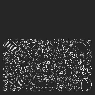 Doğum günü tema tasarımı ile sevimli yaratıcı kart şablonları kümesi. Tatil için El Çizilmiş kart, parti davetiyeleri. Vektör illüstrasyon. Tahta üzerine tek renkli tebeşir çizimi.