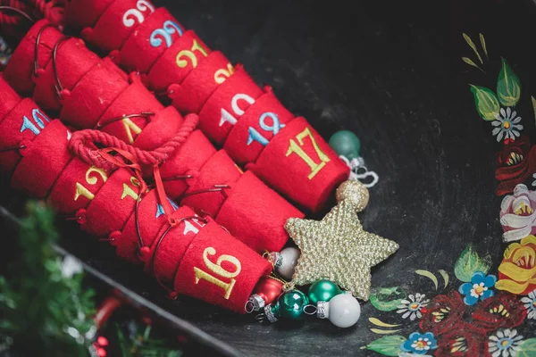 Yukarıdan aşağı onlara Aralık tarihleri ile advent tatlı sahiplerinin görünümü.