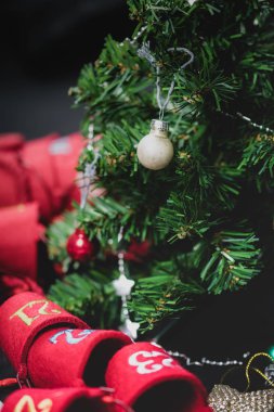 Yukarıdan aşağı onlara Aralık tarihleri ile advent tatlı sahiplerinin görünümü.