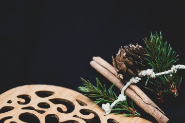 Noel ağacı baubles ve rustik kalple kopya alanı.