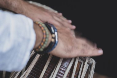 Tabla - Hint Klasik müzik vurmalı enstrüman - siyah artalanda çalışır bir adamın elleri (giyen boncuk) görüntü.