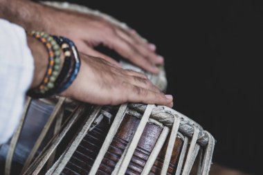 Tabla - Hint Klasik müzik vurmalı enstrüman - siyah artalanda çalışır bir adamın elleri (giyen boncuk) görüntü.