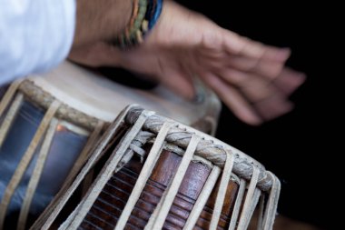 Tabla - Hint Klasik müzik vurmalı enstrüman - siyah artalanda çalışır bir adamın elleri (giyen boncuk) görüntü.