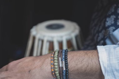 Tabla - Hint Klasik müzik vurmalı enstrüman - siyah artalanda çalışır bir adamın elleri (giyen boncuk) görüntü.