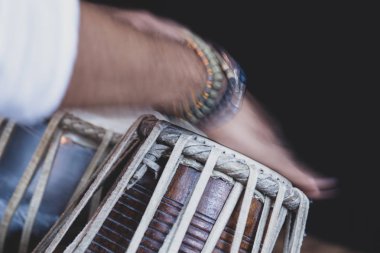 Tabla - Hint Klasik müzik vurmalı enstrüman - siyah artalanda çalışır bir adamın elleri (giyen boncuk) görüntü.