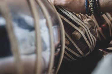 Tabla - Hint Klasik müzik vurmalı enstrüman - siyah artalanda çalışır bir adamın elleri (giyen boncuk) görüntü.